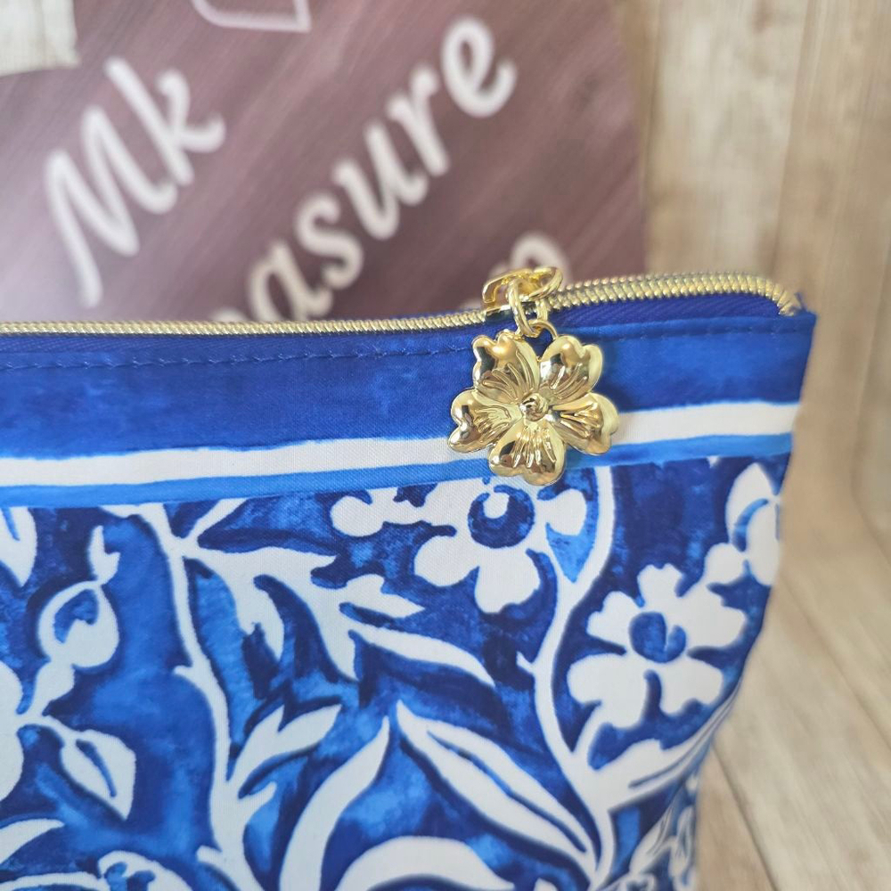 Estee Lauder Blue White Floral Cosmetic Bag - Picture 4 of 7
